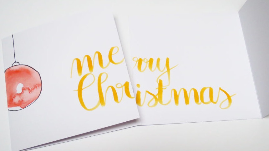 Weihnachtskarten "MerryChristmas" mit Christbaumkugel in Aquarell.