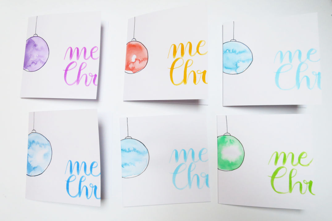 Weihnachtskarten "Merry Christmas" mit Christbaumkugeln in Aquarell.